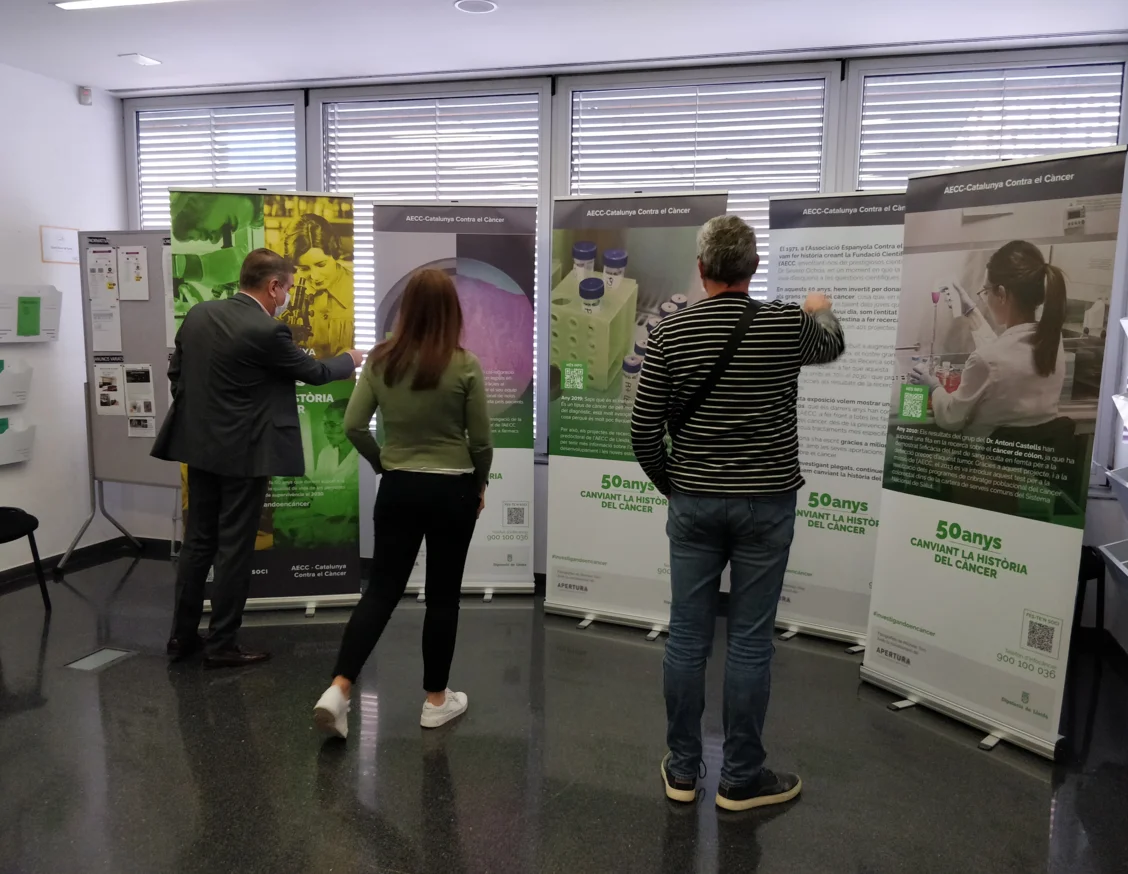 El IRBLleida acoge la exposición de la AECC '50 anys canviant la història del càncer'