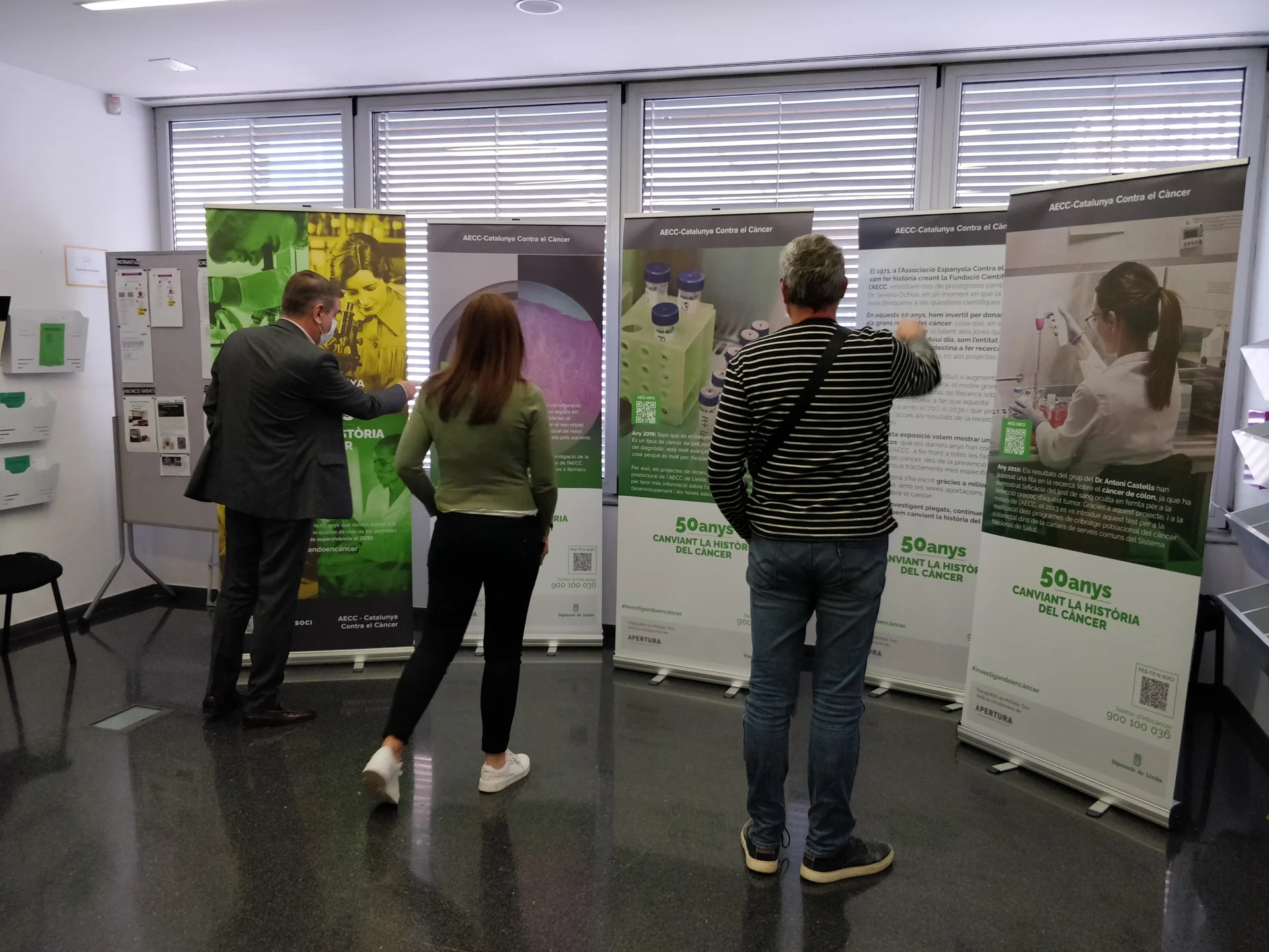 El IRBLleida acoge la exposición de la AECC '50 anys canviant la història del càncer'
