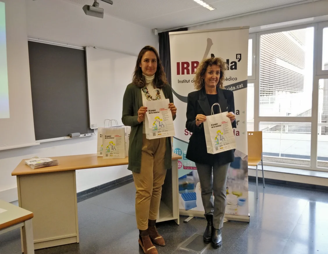 El IRBLleida, la Paeria de Lleida y las entidades de comerciantes de Lleida colaboran con el reparto de 6.250 bolsas para difundir el papel de la ciencia