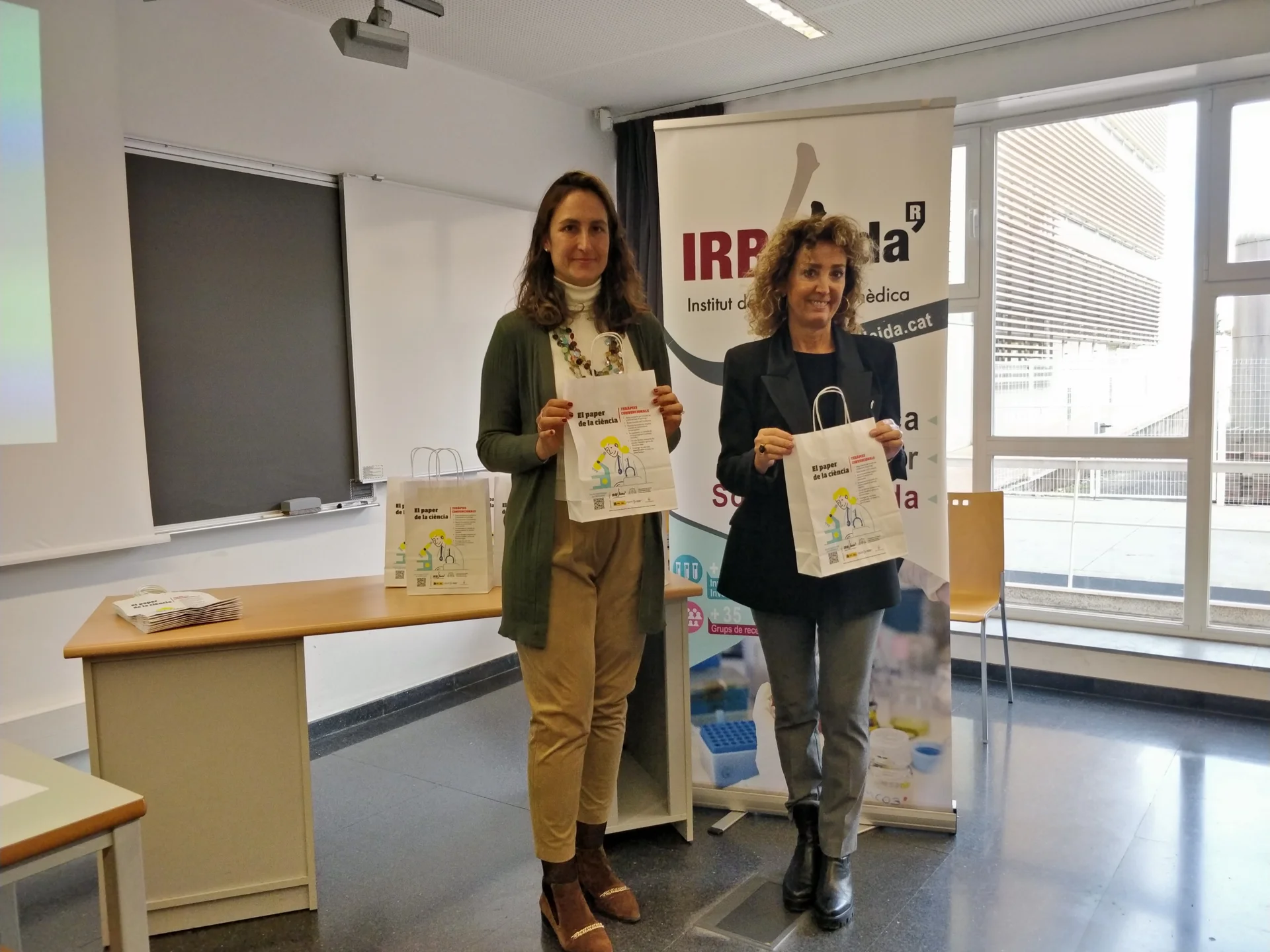 El IRBLleida, la Paeria de Lleida y las entidades de comerciantes de Lleida colaboran con el reparto de 6.250 bolsas para difundir el papel de la ciencia