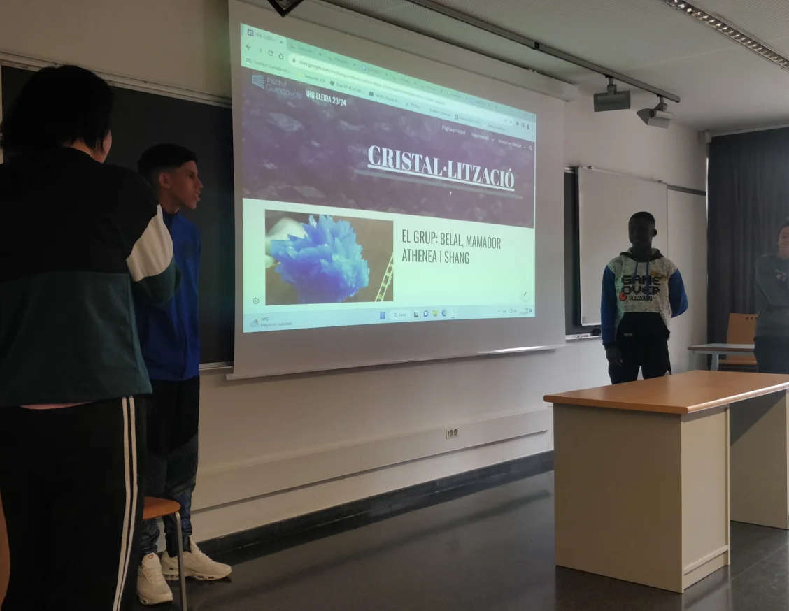 Students from Guindàvols Secondary School in Lleida present the results of the 'CiènciArt Ponent' project at IRBLleida
