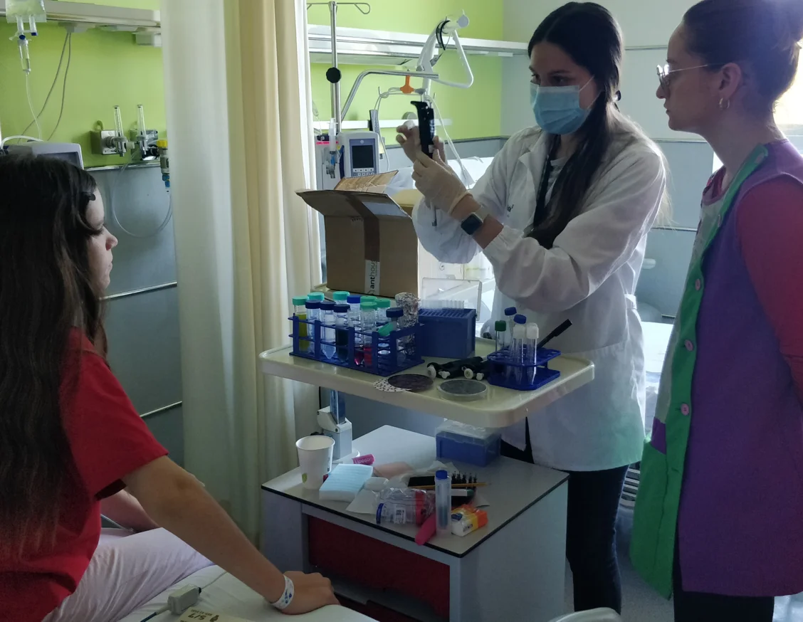 'Pequeños héroes y heroínas, grandes científicos y científicas', taller del IRBLleida en el aula hospitalaria del Hospital Universitario Arnau de Vilanova de Lleida