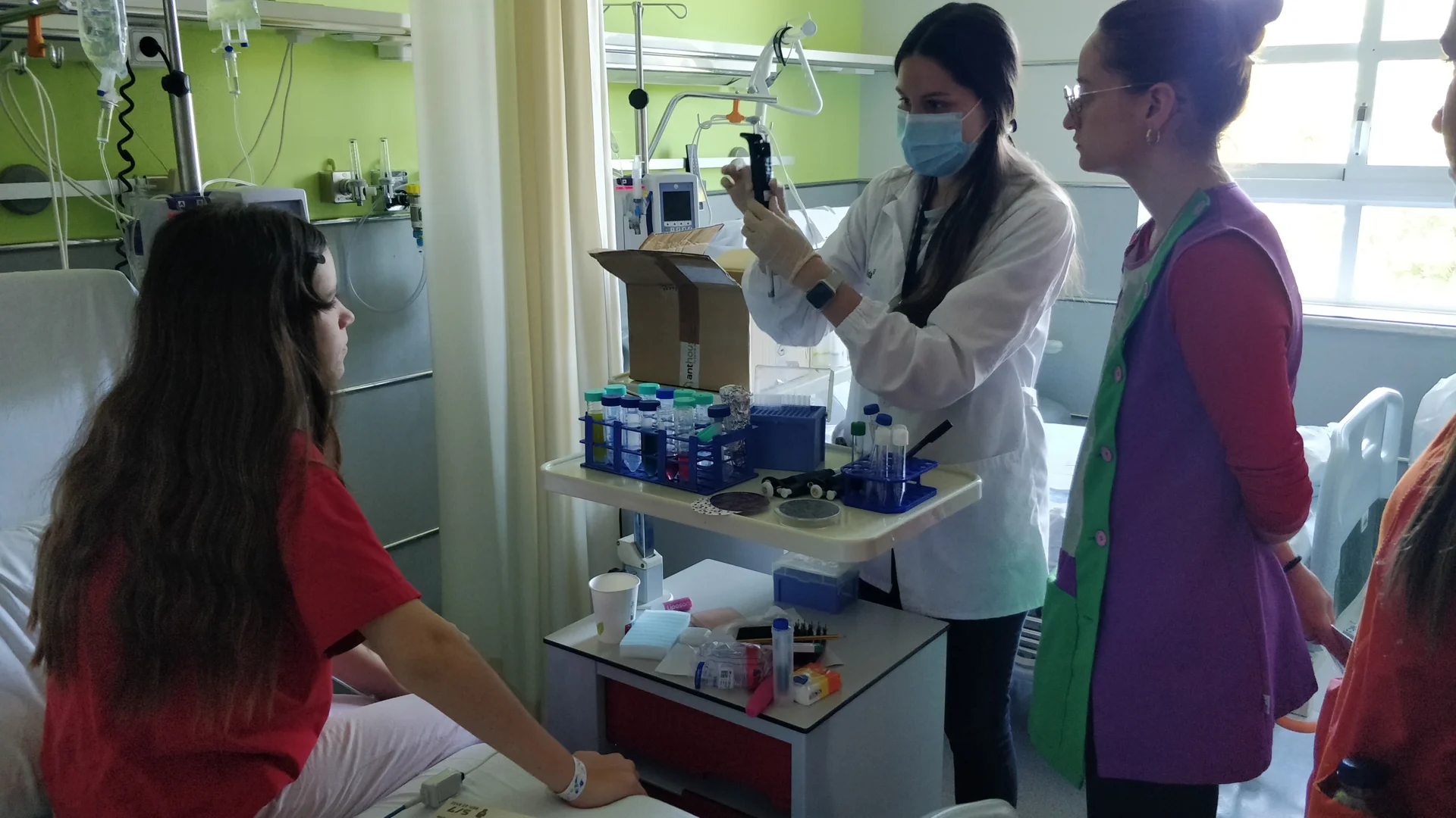 'Pequeños héroes y heroínas, grandes científicos y científicas', taller del IRBLleida en el aula hospitalaria del Hospital Universitario Arnau de Vilanova de Lleida