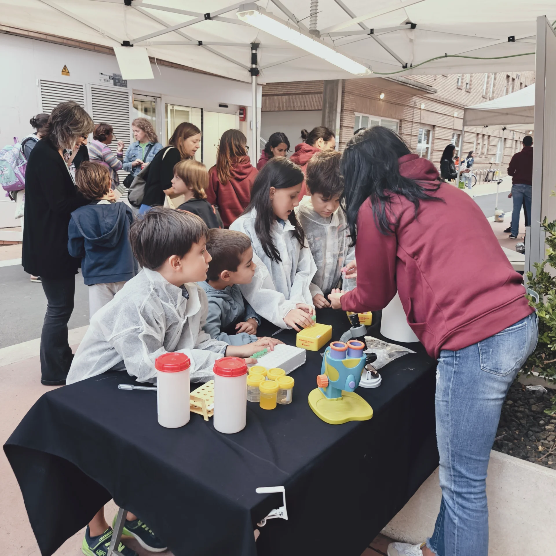 700 personas participan en la Noche de la Investigación 2024 del IRBLleida en visitas guiadas, charlas y talleres