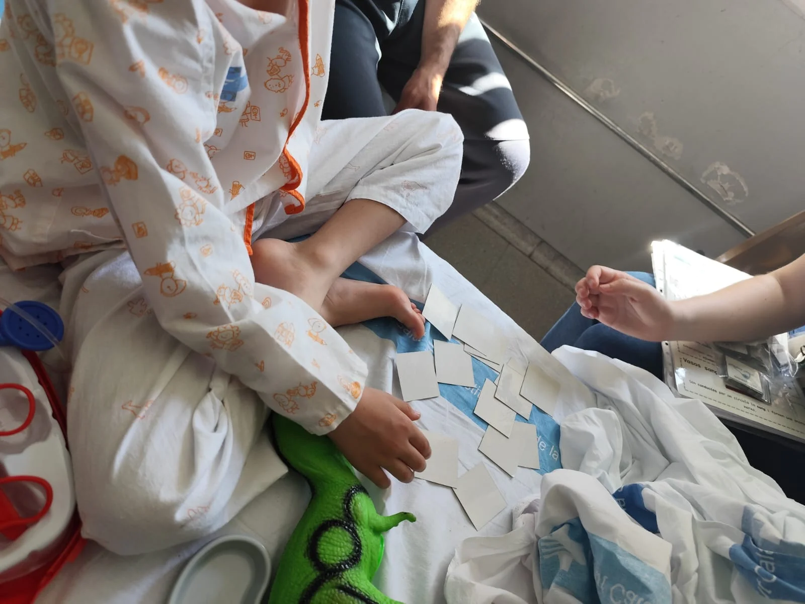 Por segundo año, el IRBLleida organiza el taller ‘Pequeños héroes y heroínas, grandes científicos y científicas’ en el aula hospitalaria del HUAV
