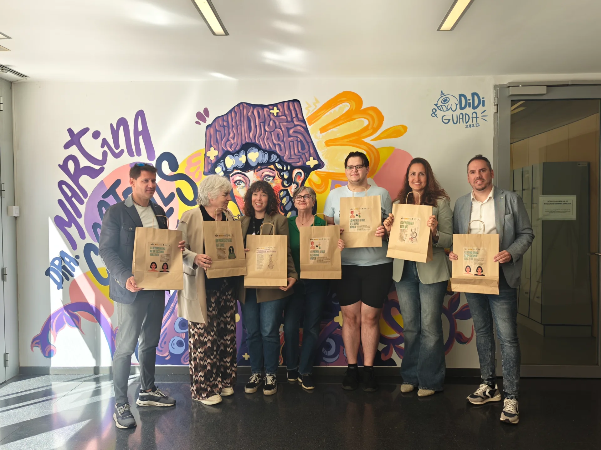 El IRBLleida, la Paeria de Lleida y las entidades de comerciantes de Lleida colaboran con el reparto de 6.250 bolsas para difundir el papel de la ciencia