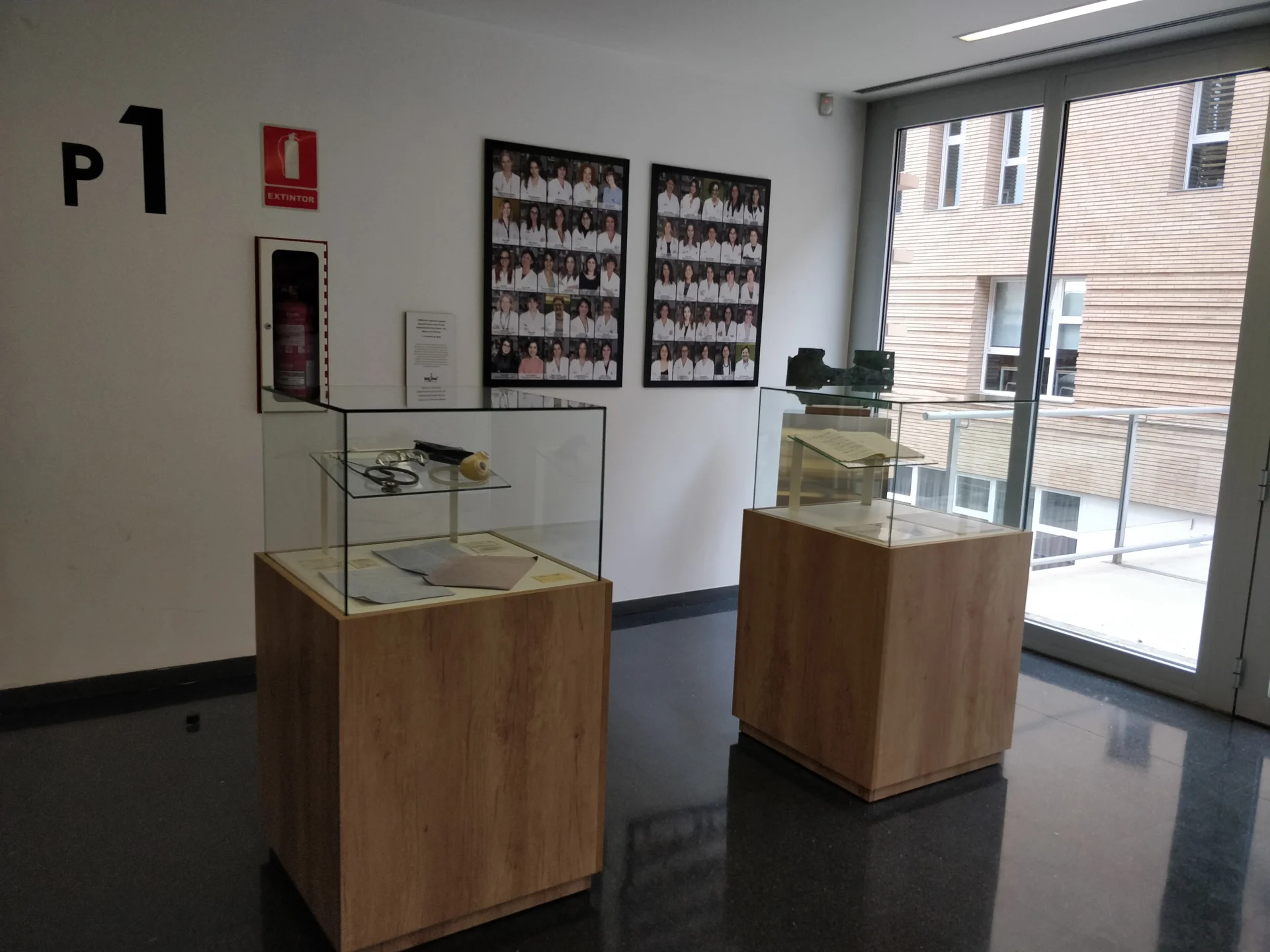 L'IRBLleida ret homenatge als doctors Roc Pifarré i Joan Oró amb dos expositors amb material dels investigadors