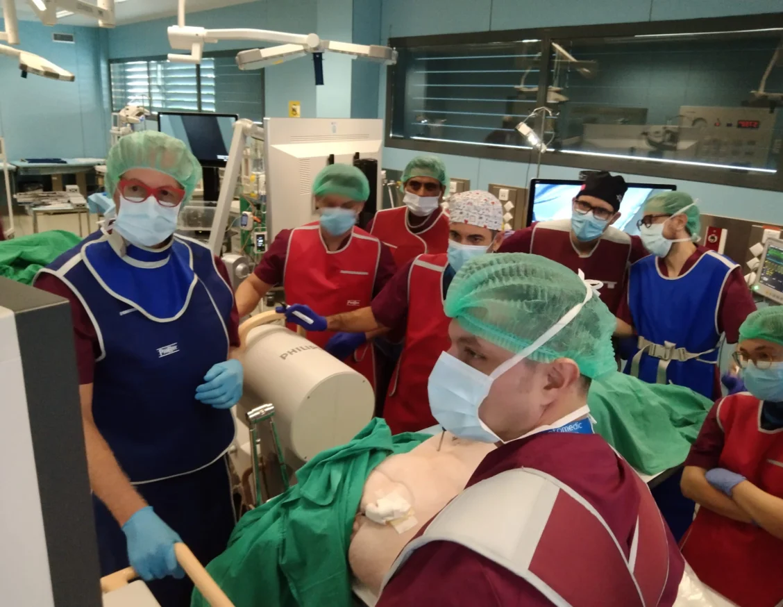 Profesionales de la neurocirugía y la traumatología se forman en Lleida en el uso del exoscopio, una técnica más precisa para hacer intervenciones