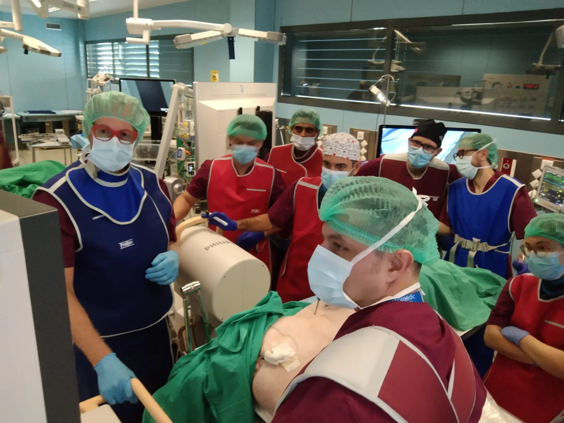 Profesionales de la neurocirugía y la traumatología se forman en Lleida en el uso del exoscopio, una técnica más precisa para hacer intervenciones
