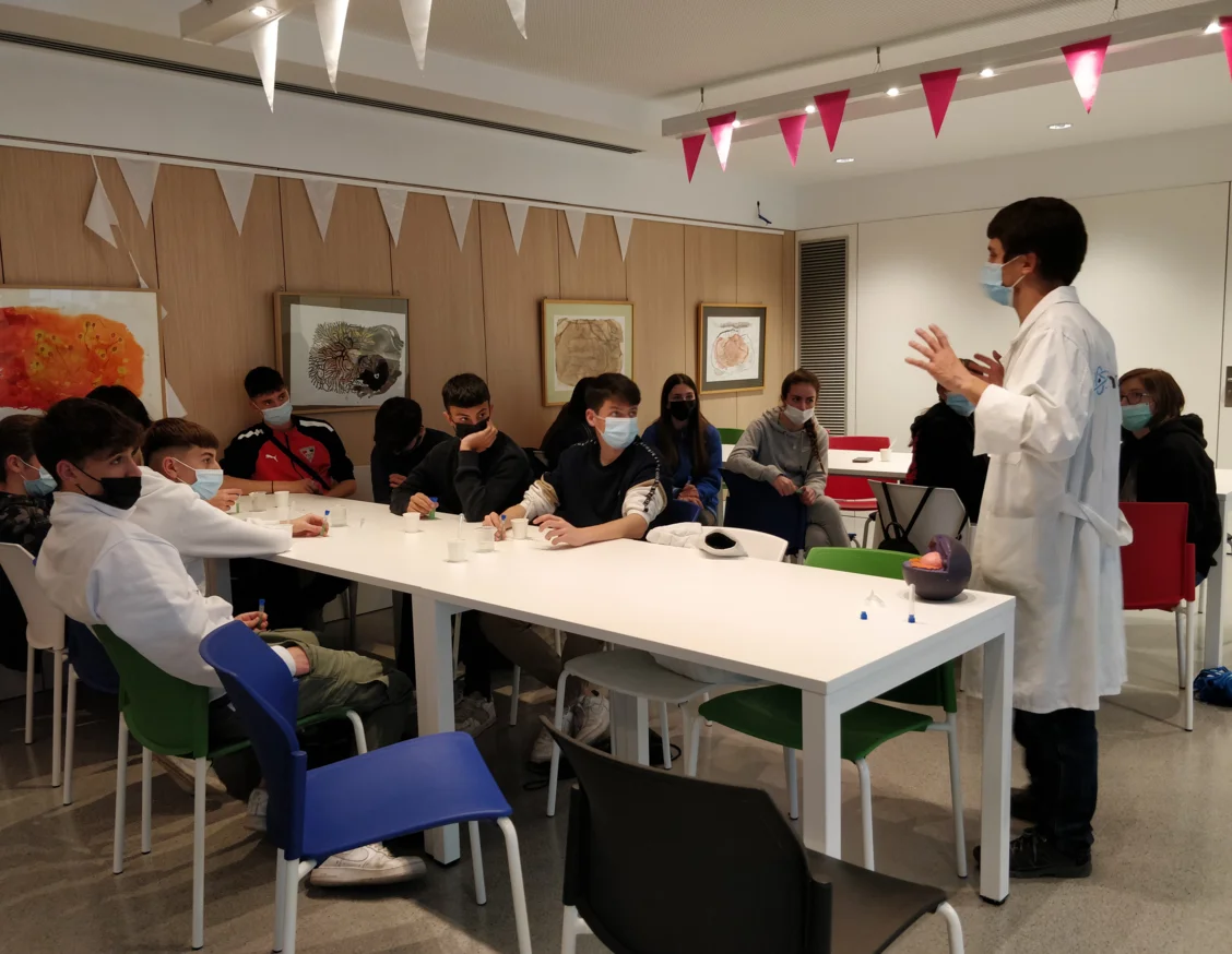 Más de 650 niños realizan talleres científicos en el IRBLleida