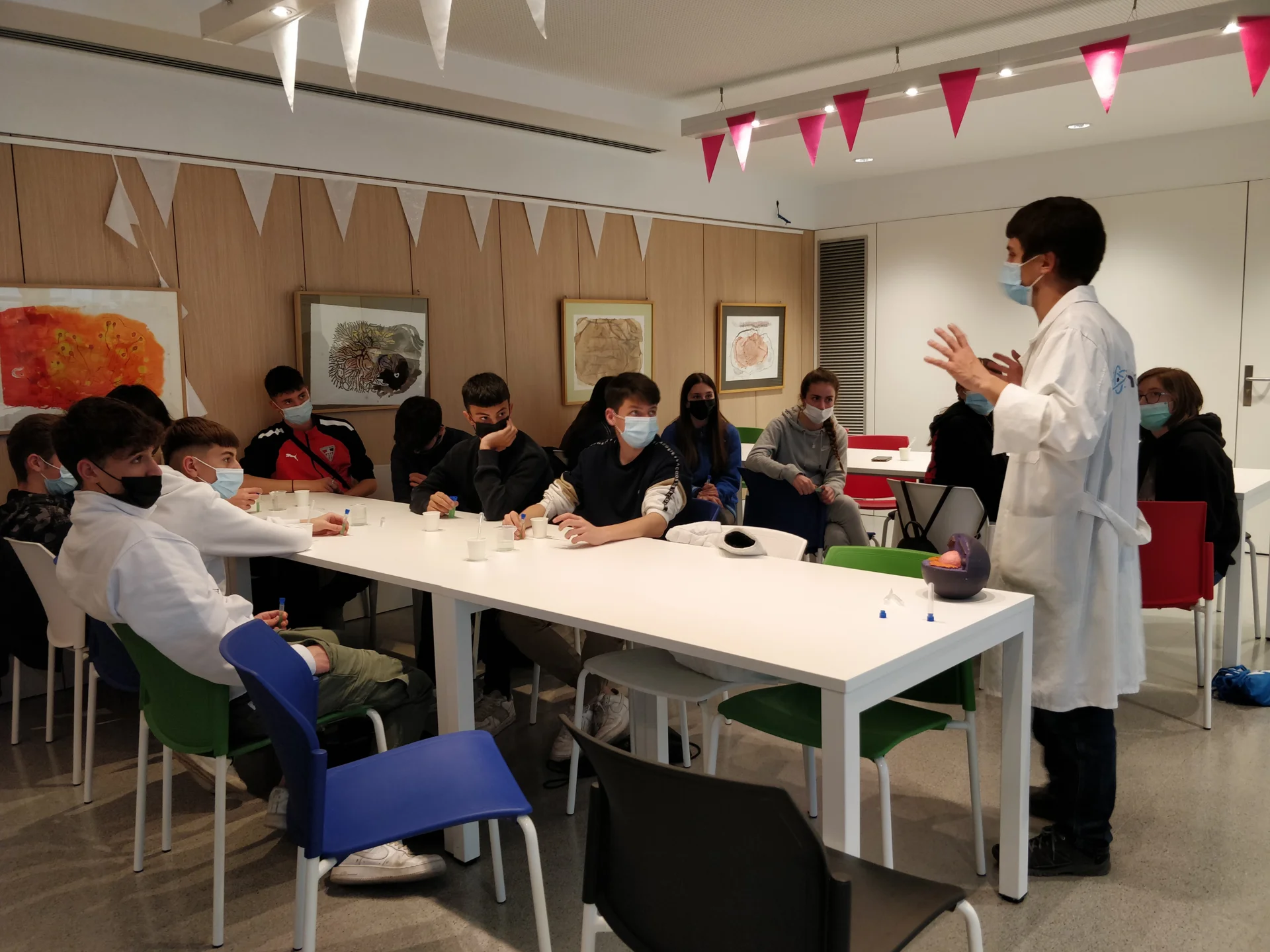 Más de 650 niños realizan talleres científicos en el IRBLleida